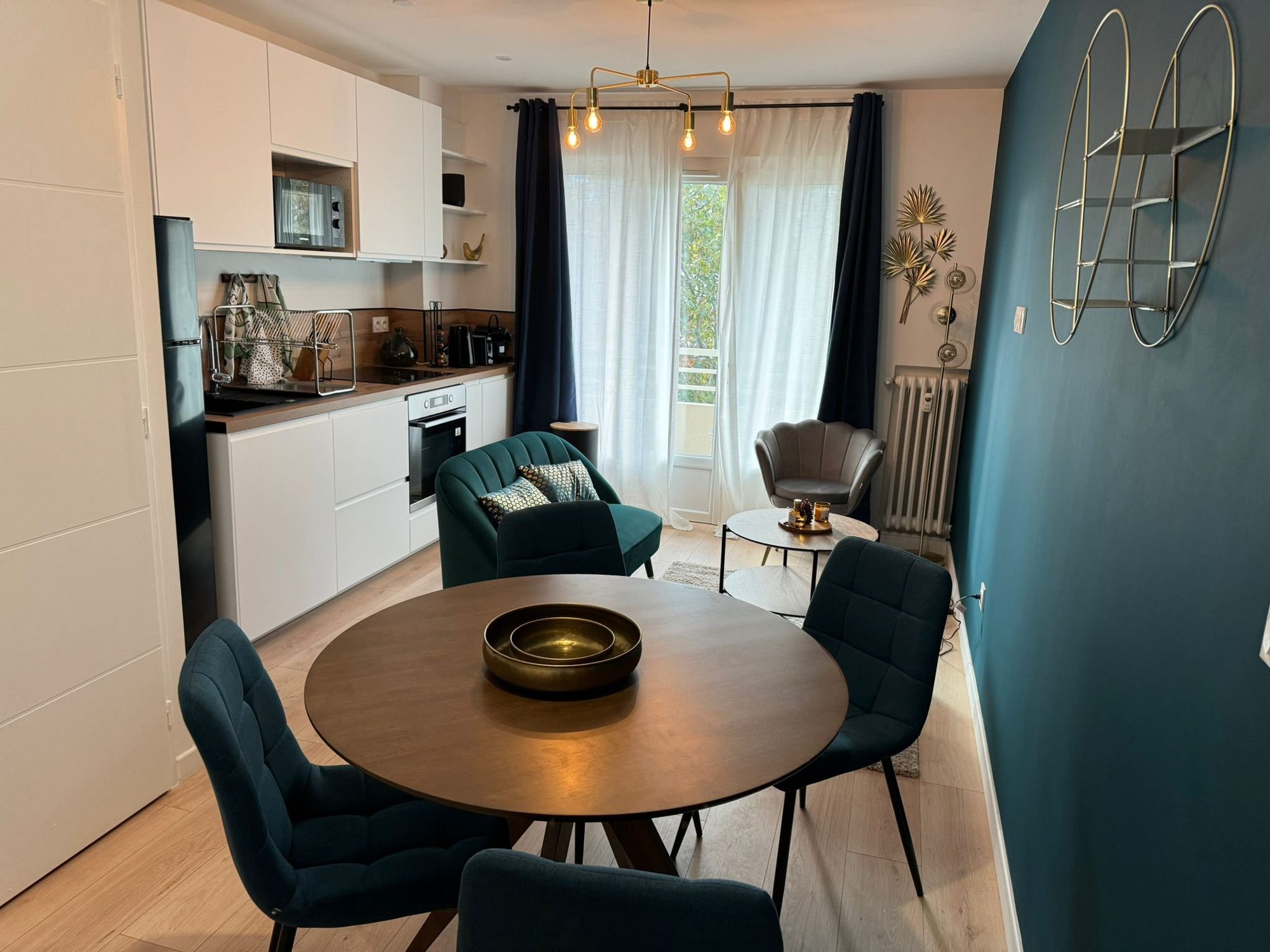 Salle à manger d'une maison livrée dans le Var