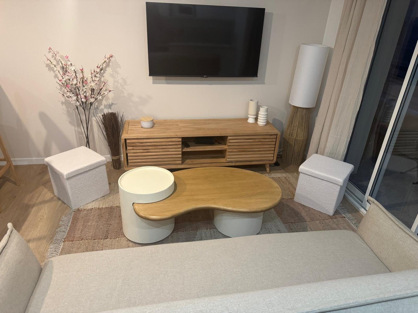Salon rénové avec meuble TV et table basse en bois