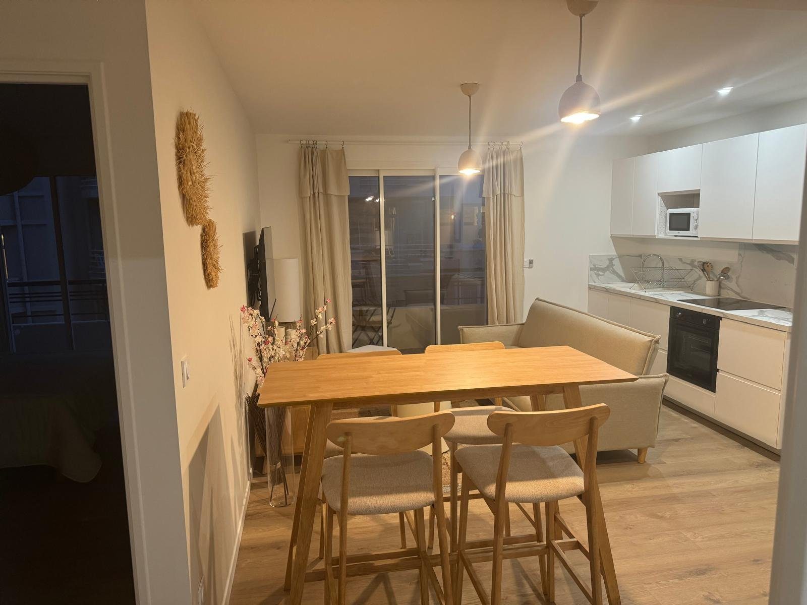 Séjour et salle à manger avec table en bois