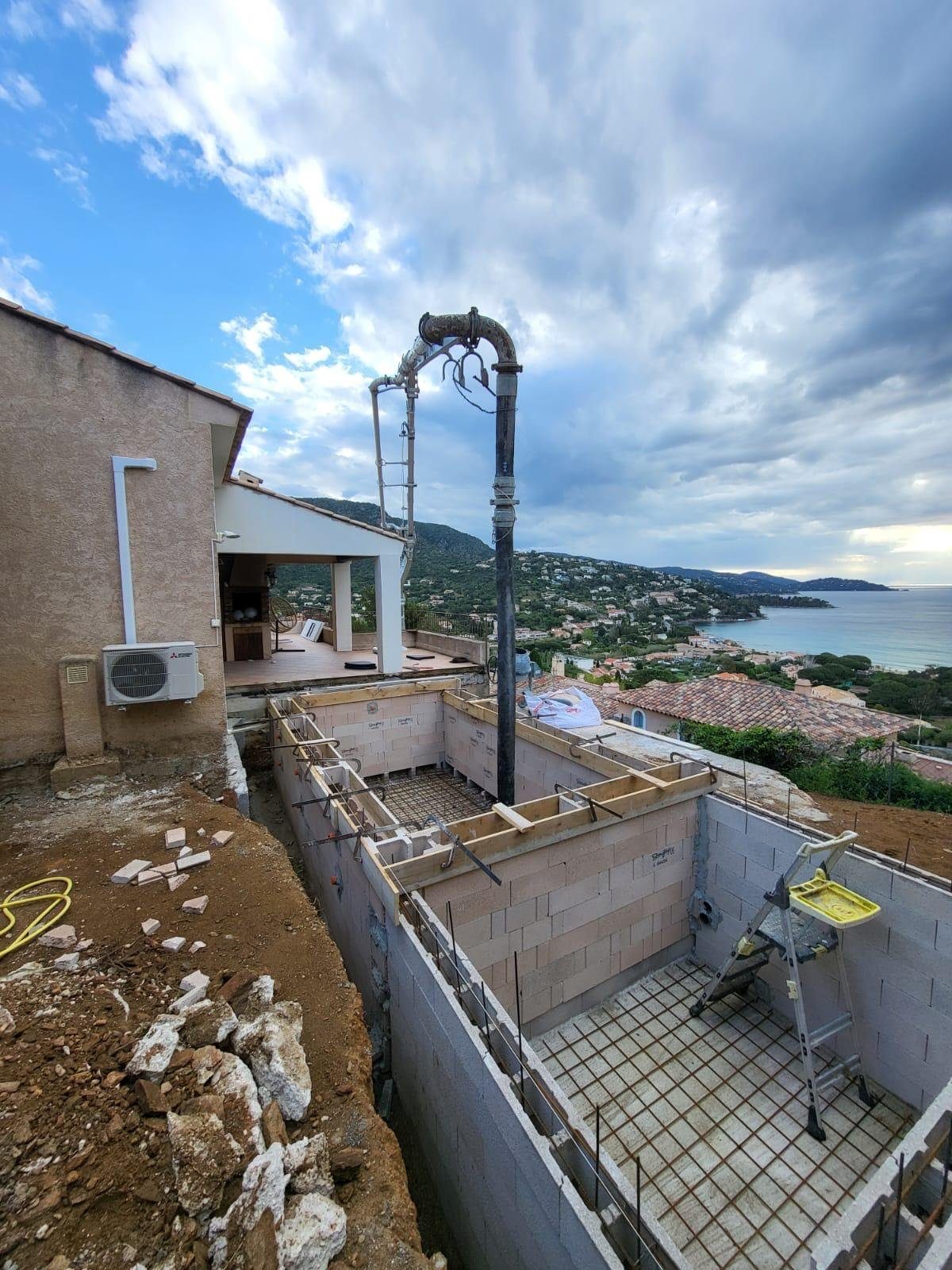 Chantier de construction avec vue sur la mer